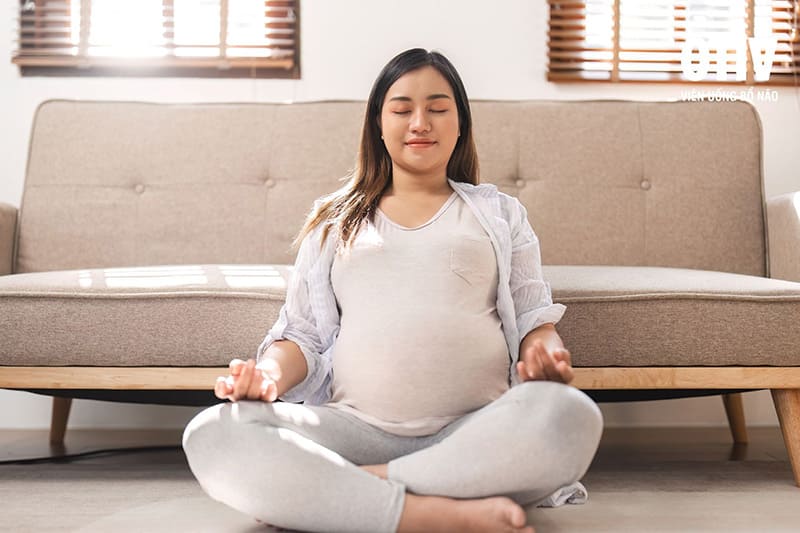 Thiện giúp mẹ bầu quản lý căng thẳng giảm đau đầu