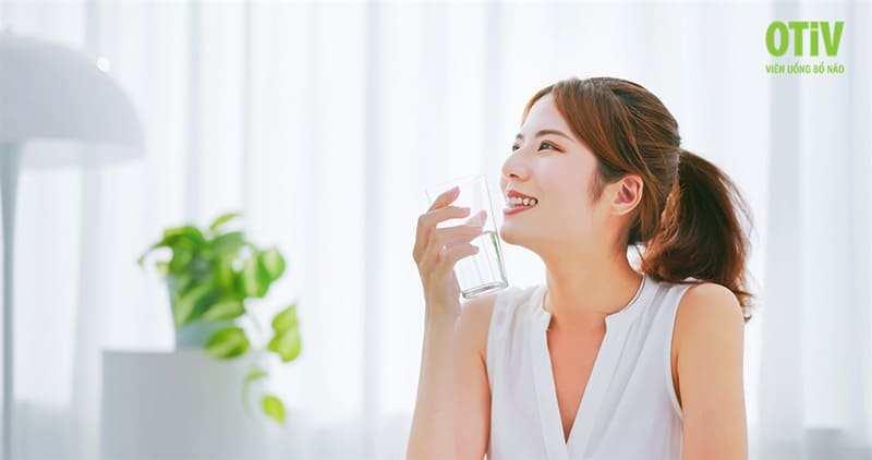 Uống đủ nước lọc trong ngày giúp giảm nguy cơ đau đầu, đau nửa đầu