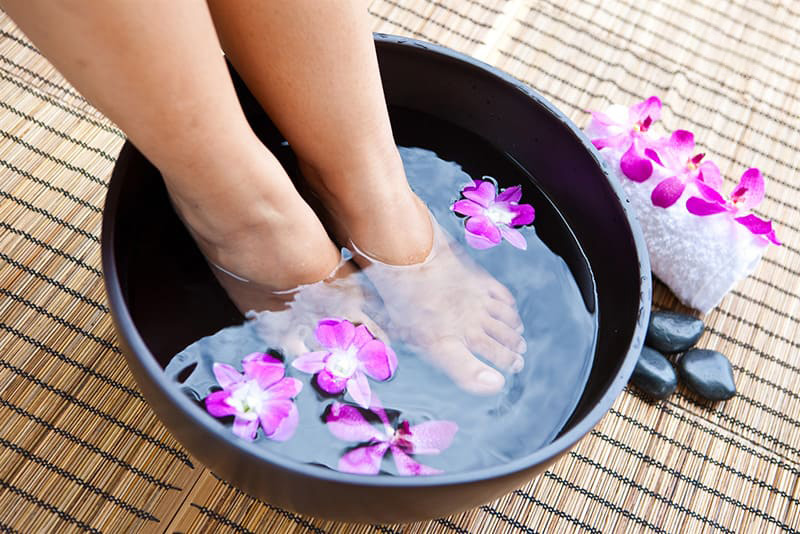 bien phap ngam chan thuc hien tai nha 1 Biện pháp ngâm chân được thực hiện tại nhà, giúp tiết kiệm chi phí