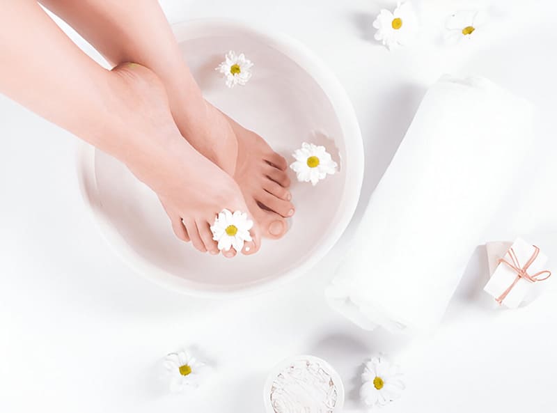 ngâm chân với nước nóng giúp dễ ngủ