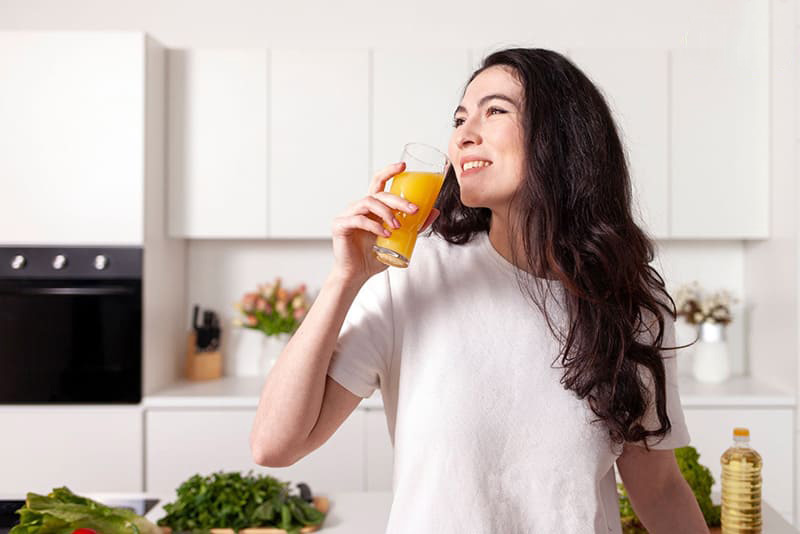 Uống nước ép trái cây, rau củ hỗ trợ cải thiện giấc ngủ