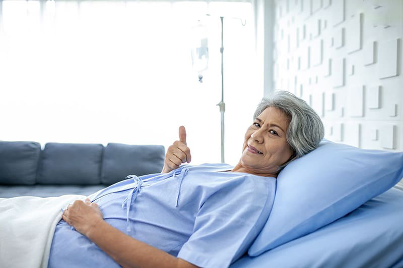 Nằm ở tư thế đúng và an toàn cũng hỗ trợ cải thiện mất ngủ sau mổ tuyến giáp.