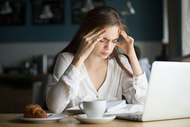 Stress thường xuyên khiến não bộ khó thư giãn và mất nhiều thời gian vào giấc ngủ
