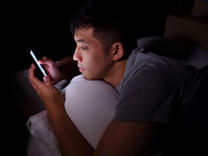 Sử dụng điện thoại trước khi ngủ dễ gây mất ngủ