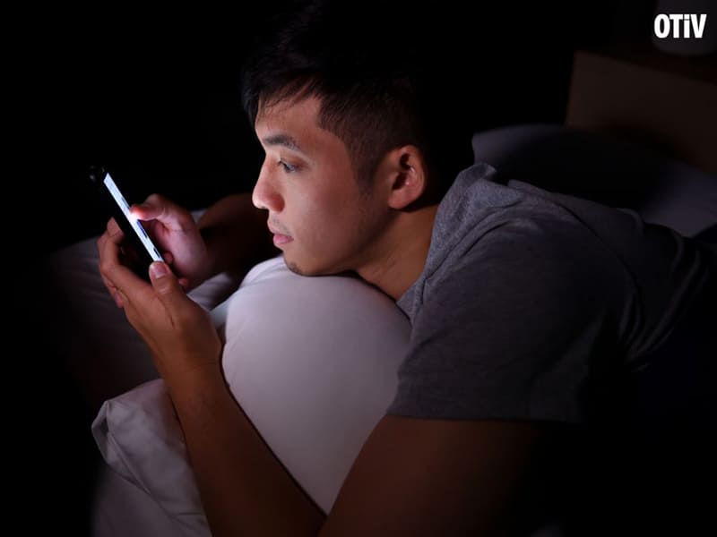 sử dụng điện thoại trước khi ngủ dễ gây mất ngủ