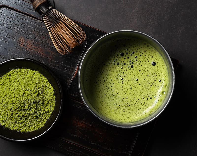 Matcha cần được khuấy bằng nước nóng và dụng cụ chuyên dụng