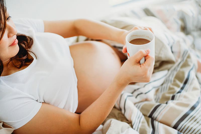 Bà bầu mất ngủ nên uống gì? Mẹ bầu có thể uống chocolate nóng để cải thiện giấc ngủ