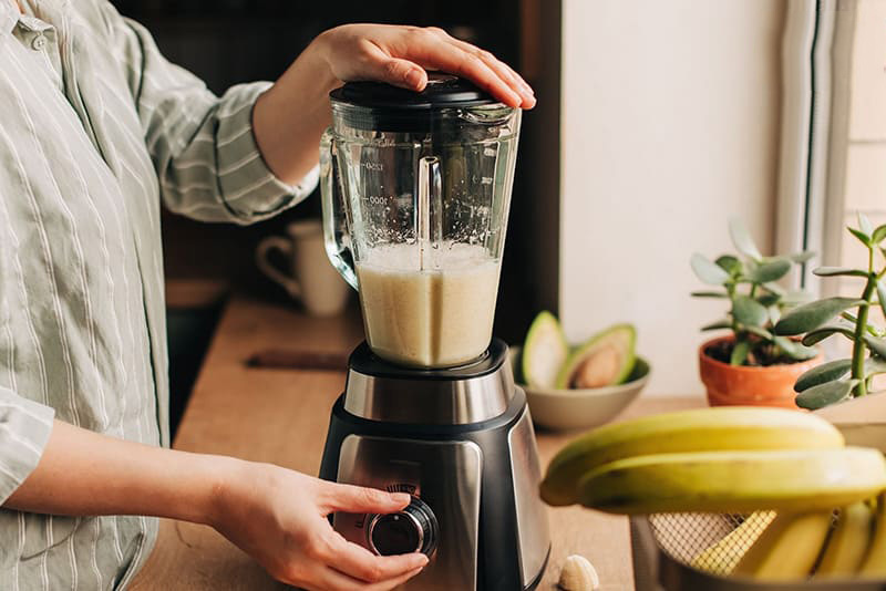 Sinh tố chuối và hạnh nhân thức uống tốt cho mẹ bầu có thể giúp bạn dễ ngủ và ngủ ngon hơn