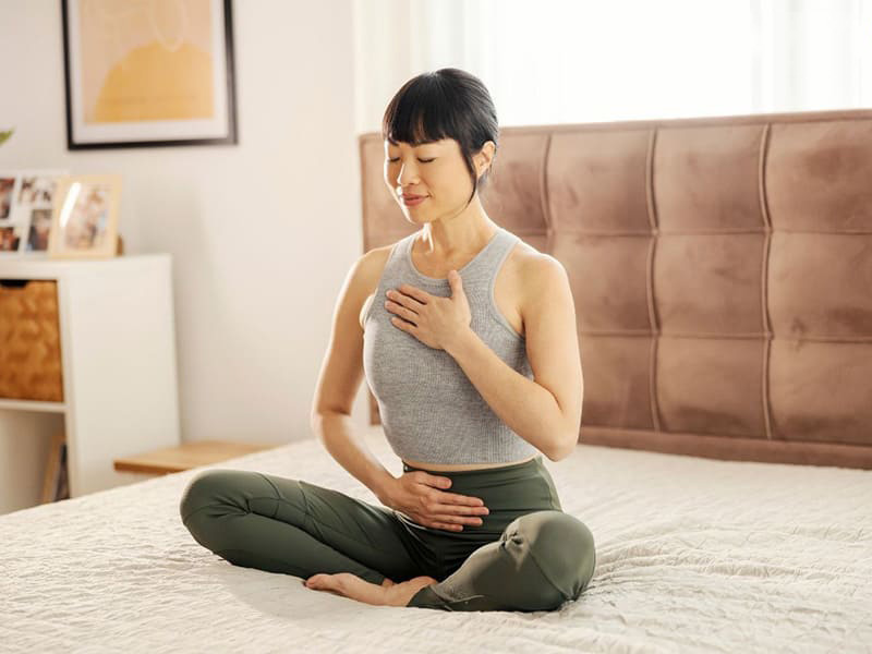 Thường xuyên thực hành các bài tập hít thở hỗ trợ tăng cường giấc ngủ