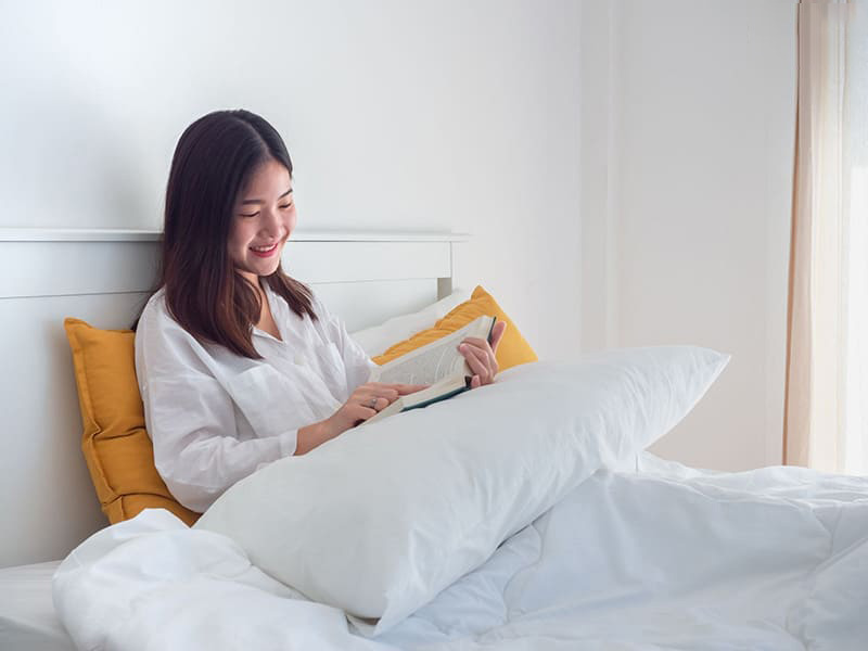 Thực hiện một số hoạt động nhẹ nhàng trước khi ngủ như đọc sách, nghe nhạc nhẹ,... khiến cơ thể nhanh vào giấc và ngủ ngon hơn.