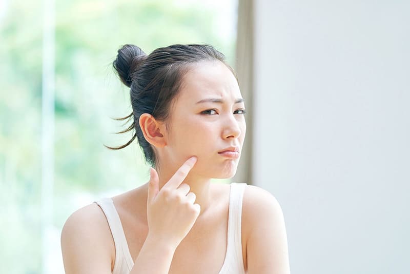 ánh sáng xanh còn gây hại cho làn da