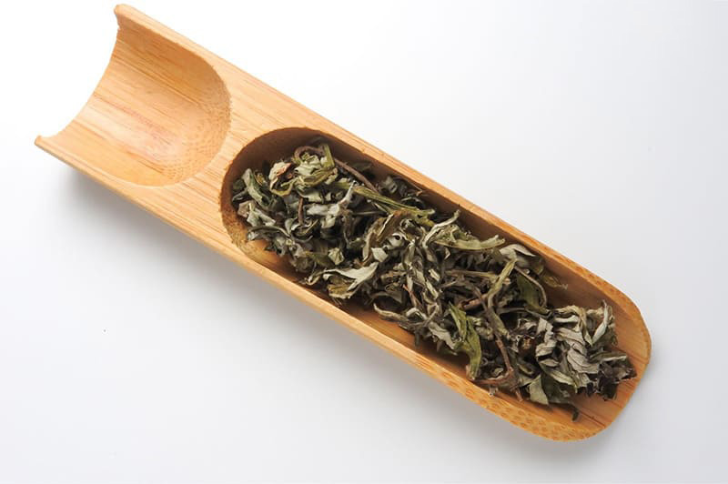 lam ngai cuu kho de pha tra 1 Làm ngải cứu khô để pha trà