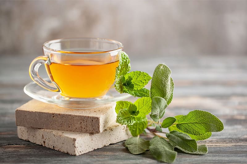 sử dụng trà thảo mộc hỗ trợ giấc ngủ