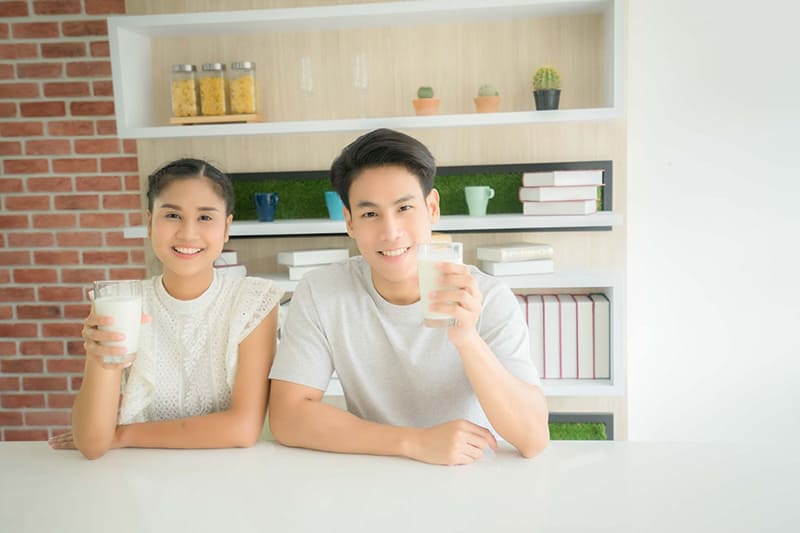 uong sua am truoc khi ngu giup ho tro giac ngu uống sữa ấm trước khi ngủ giúp hỗ trợ giấc ngủ