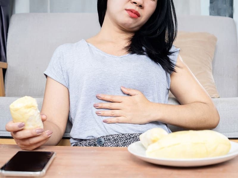 ăn quá no gần giờ ngủ khiến khó chịu và mất ngủ