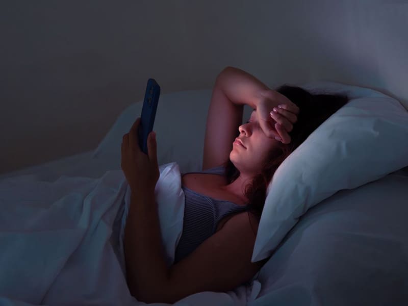 sử dụng điện thoại vào đêm muộn ảnh hưởng đến giấc ngủ