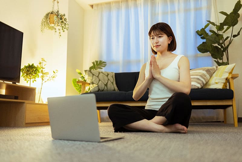 vận động nhẹ vào buổi tối giúp dễ ngủ