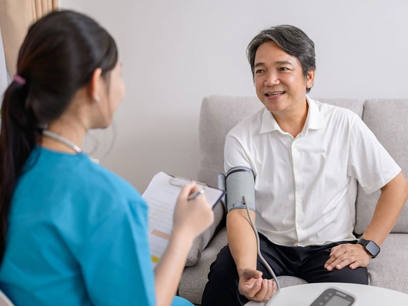nên duy trì lối sống lành mạnh, kiếm soát huyết áp