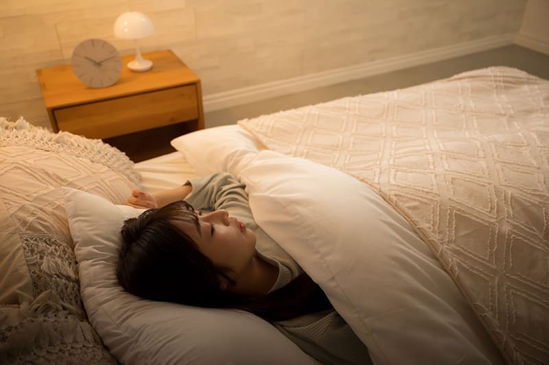 phòng ngủ với ánh sáng dịu nhẹ, không khí mát mẻ