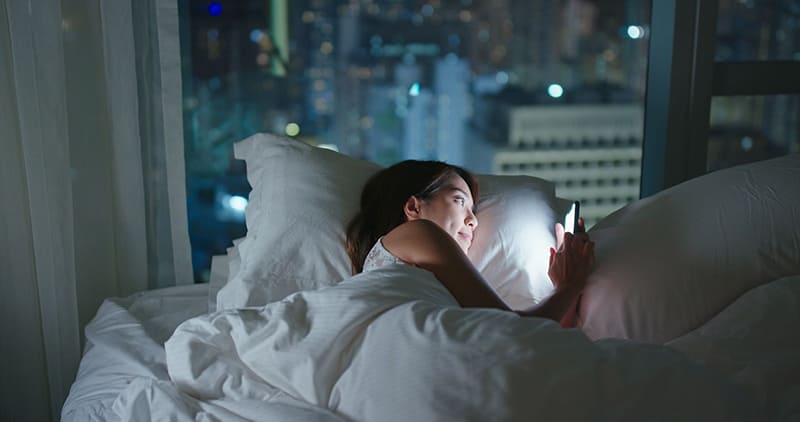 sử dụng điện thoại gần giờ đi ngủ