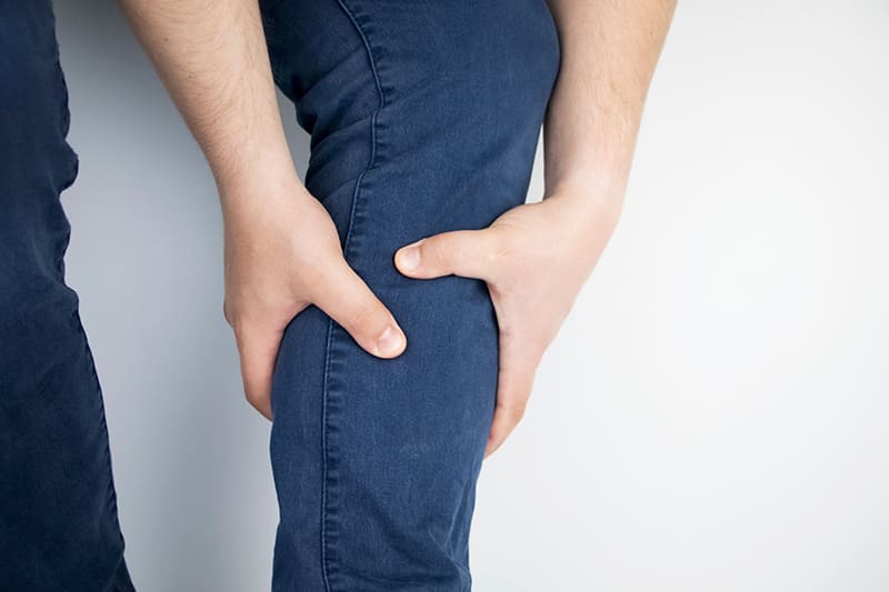 đi khám khi xuất hiện cảm giác khó chịu ở chân