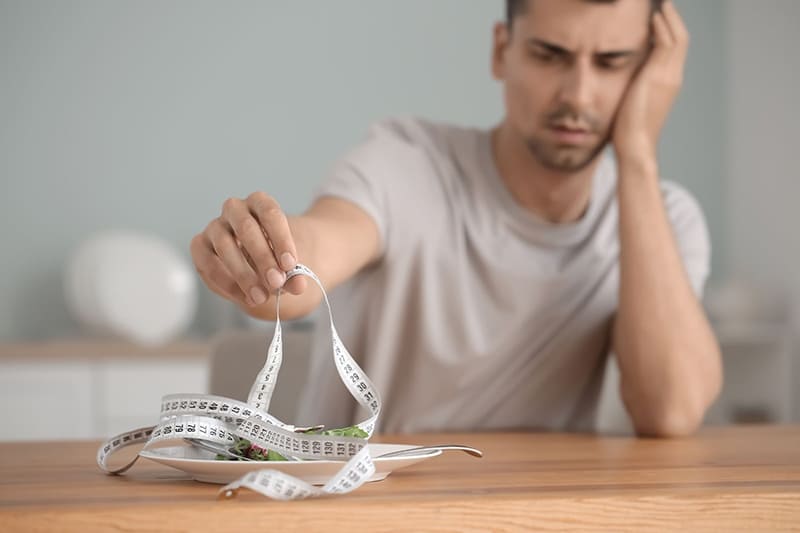 thức khuya kéo dài gây chán ăn, sụt cân