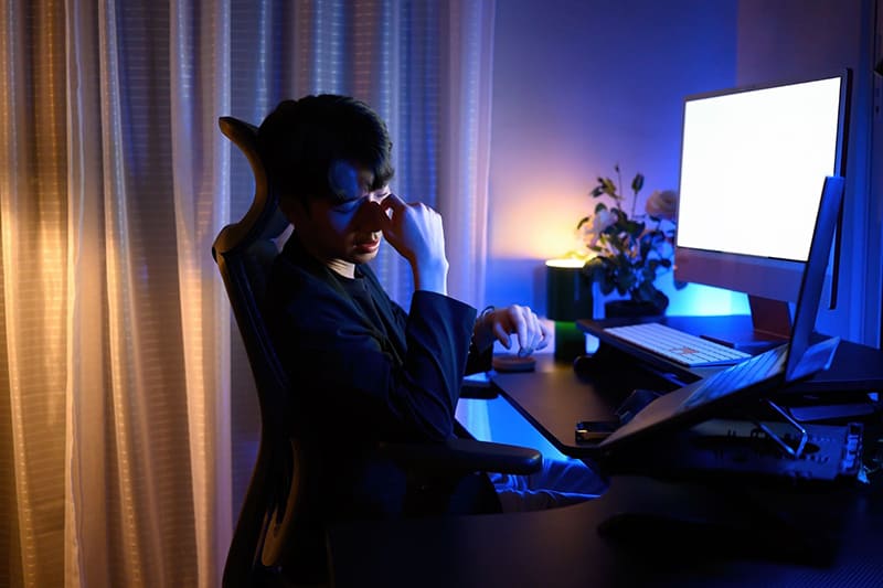 thường xuyên mất ngủ có thể do căng thẳng kéo dài