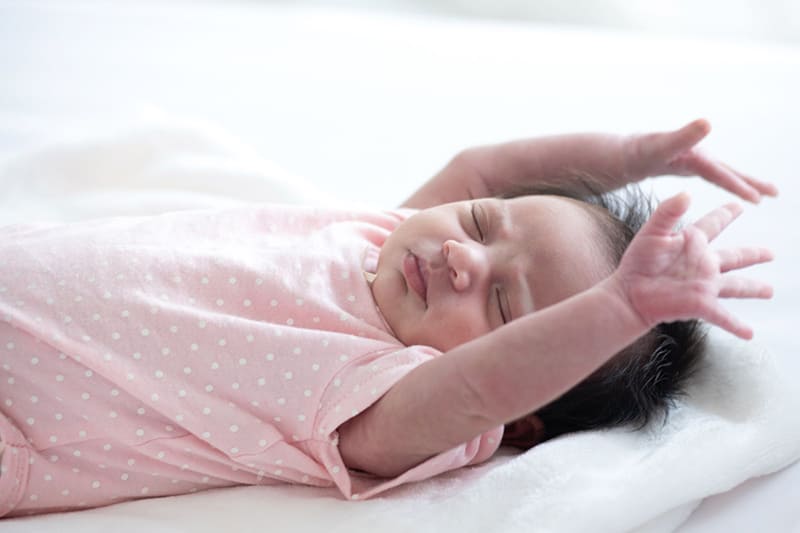 trẻ nhờ thường hay bị giật mình lúc ngủ