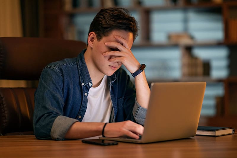 ngủ không đủ giấc khiến mệt mỏi, uể oải