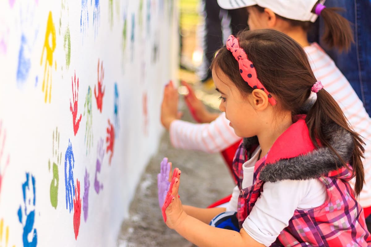 cho trẻ tham gia các hoạt động ngoài trời vào buổi sáng