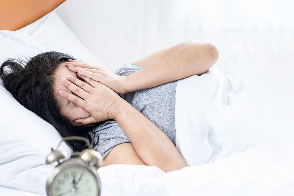 người ngủ mở mắt cảm thấy mắt cộm, khô và khó chịu