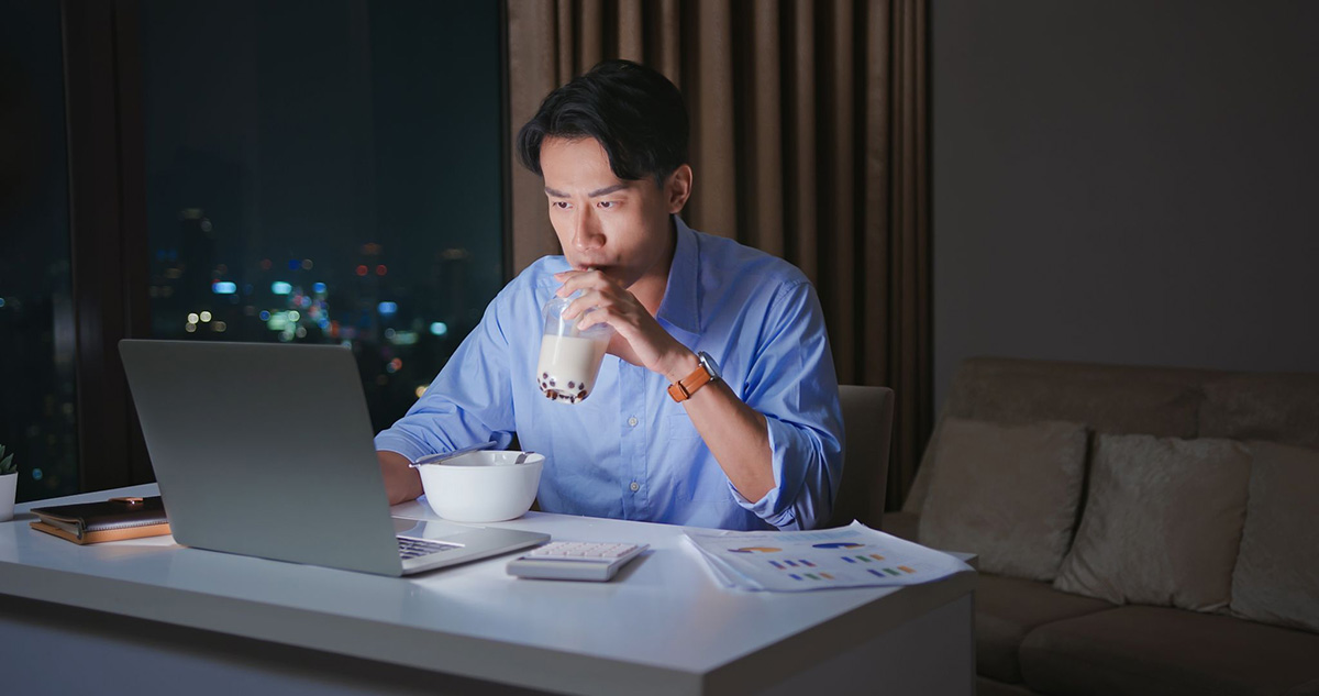 thức khuya kết hợp với ăn khuya ảnh hưởng tiêu cực đến sức khỏe