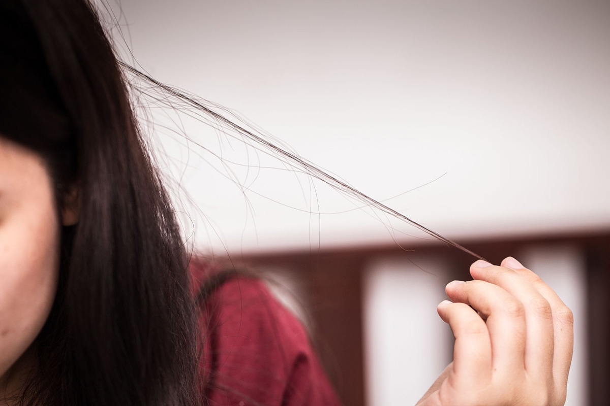 thói quen kéo tóc có thể khiến nghiêm trọng hơn