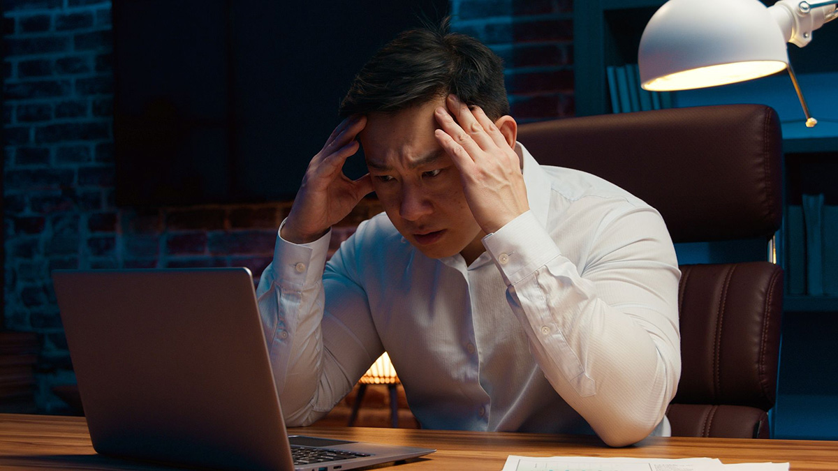 thức khuya kèm căng thẳng dẫn đến rụng tóc